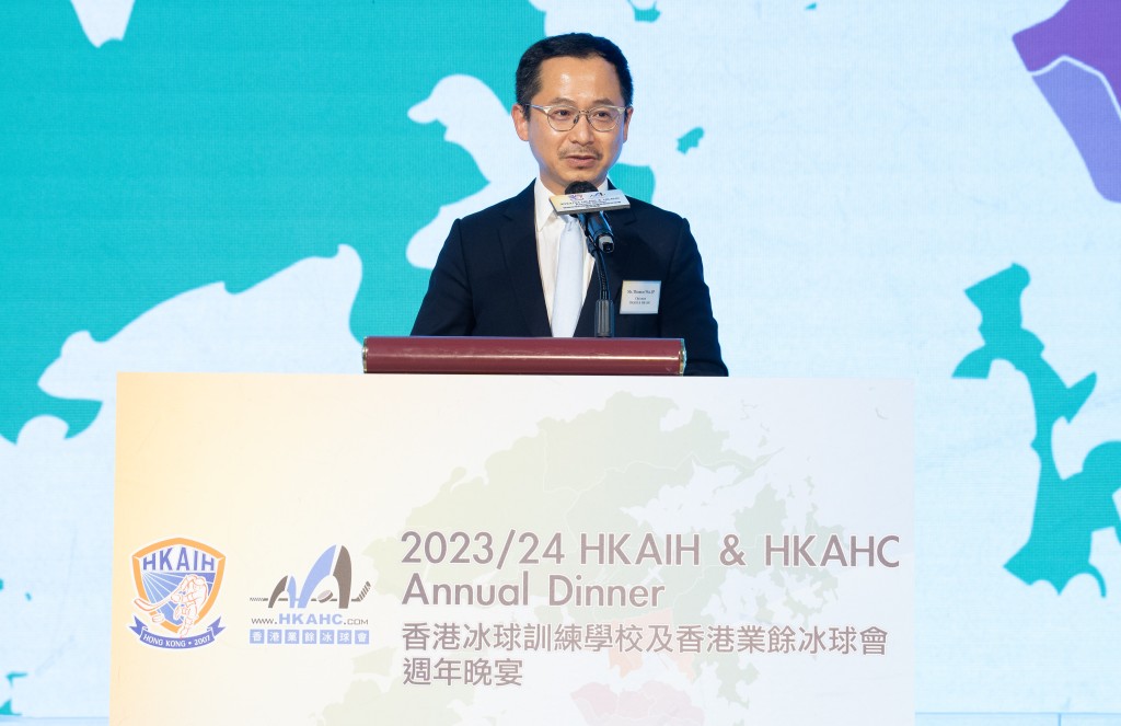 “香港冰球训练学校”主席胡文新在周年晚宴上表示将于全港18个区推动青少年冰球发展计划。  公关图片