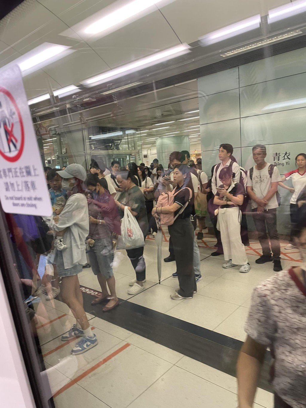 青衣站大批市民候車。香港鐵路動態追蹤組FB