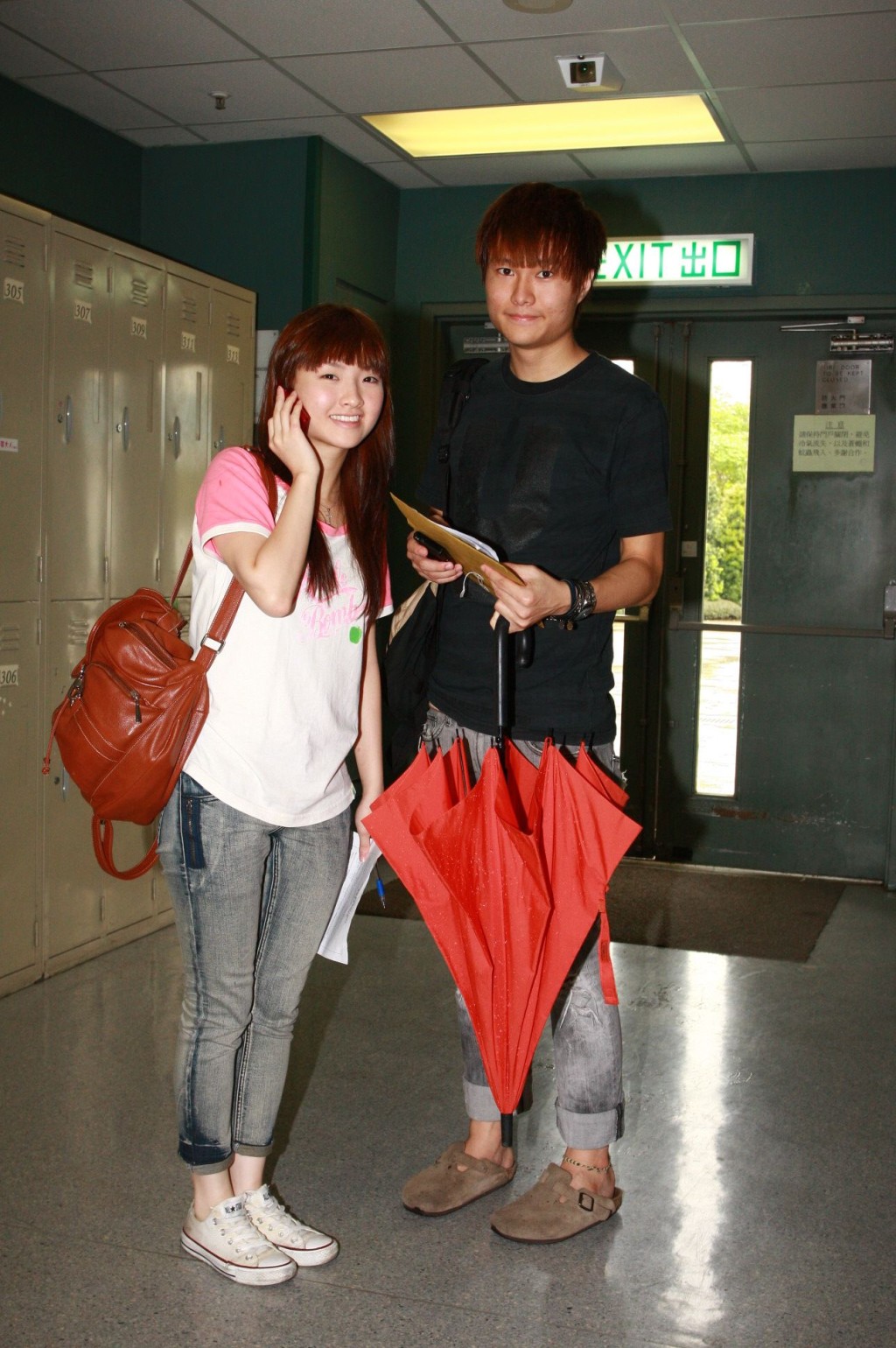 胡鸿钧（右）2010年参加TVB节目《超级巨声2》入行。