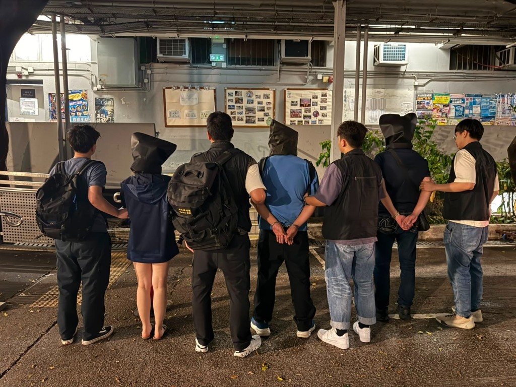警方拘捕多人。 警方拘捕多人。