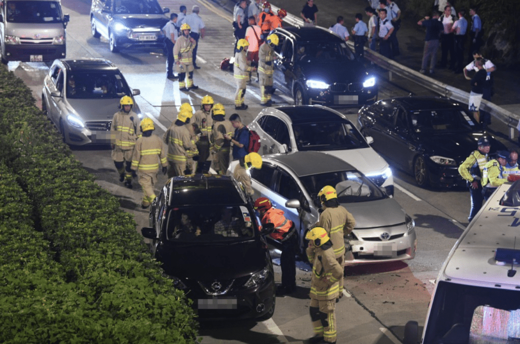 2024年8月23日，公主道一名警員被可疑車輛撞到受傷，有路經市民立刻為警員急救。