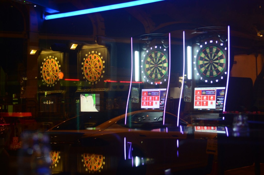 八名男子搗亂屯門一間酒吧,推翻枱椅及擊毀多部飛鏢機。