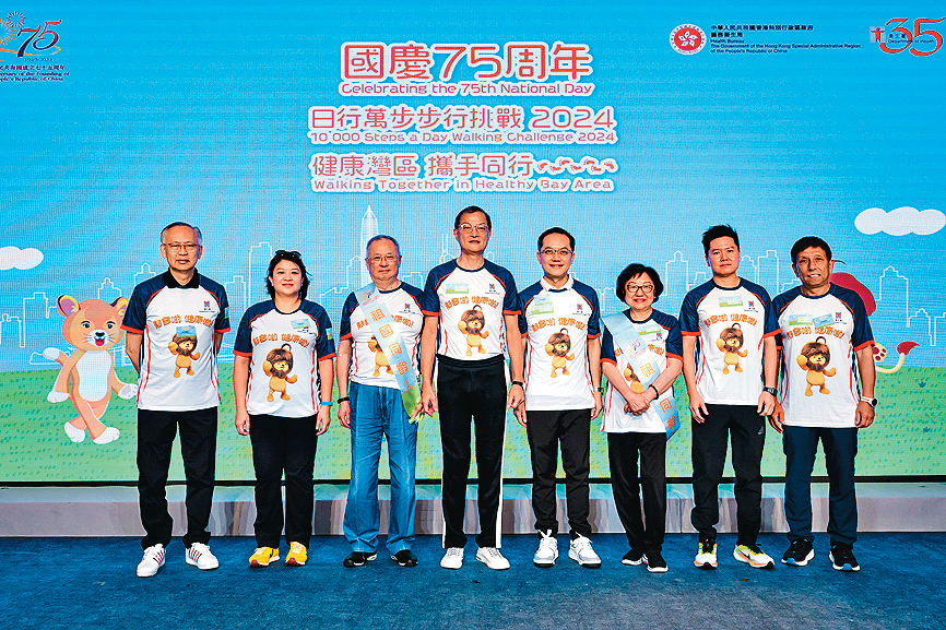 雷雄德（右）身兼多項公職，包括獲委任為體育委員會委員。