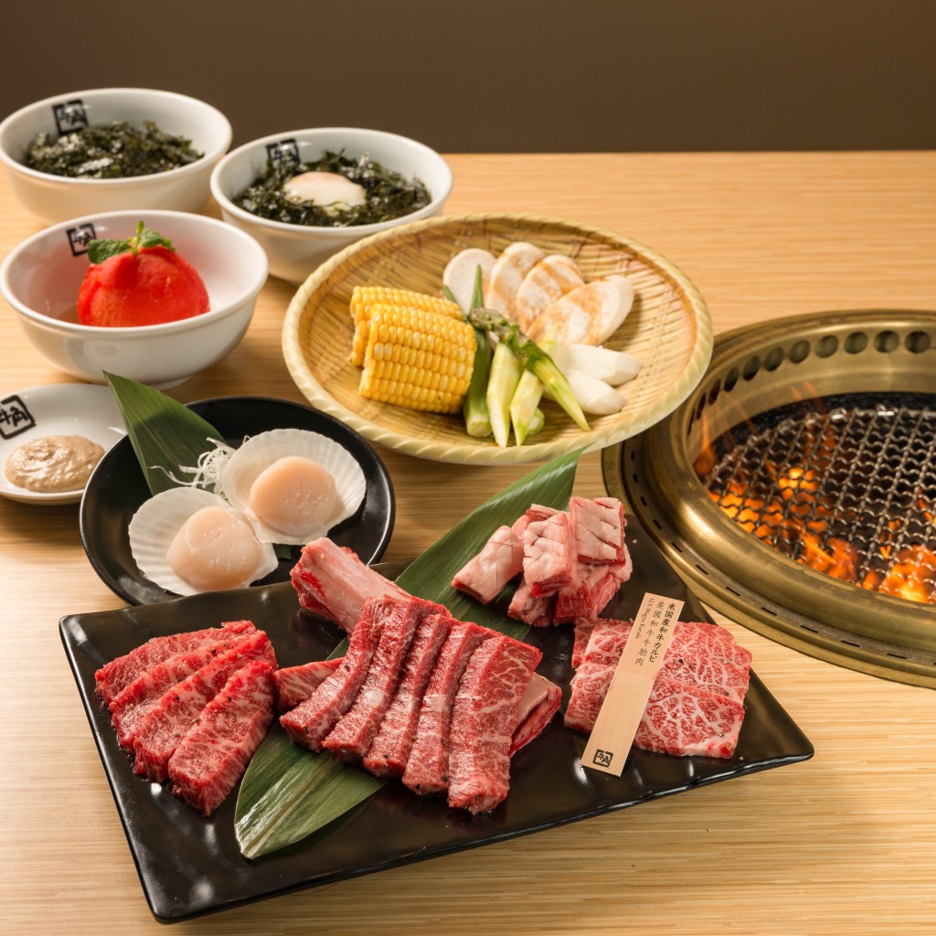 牛角全線分店推出Mega size 骨付牛肋肉套餐。