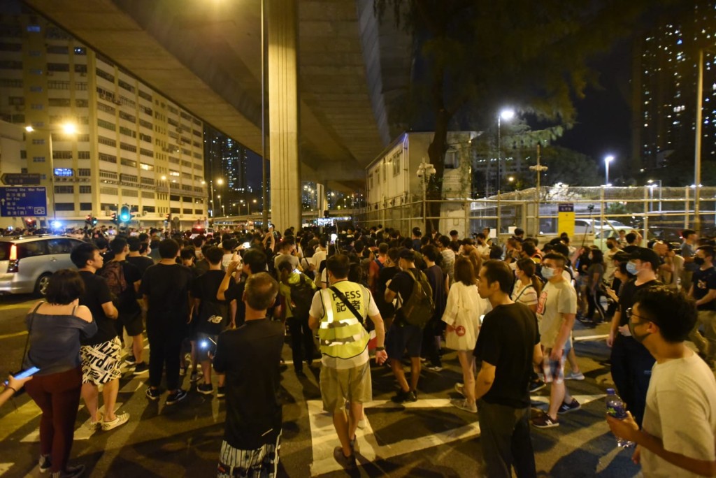 過百人晚上10時許到荔枝角收押所外聚集