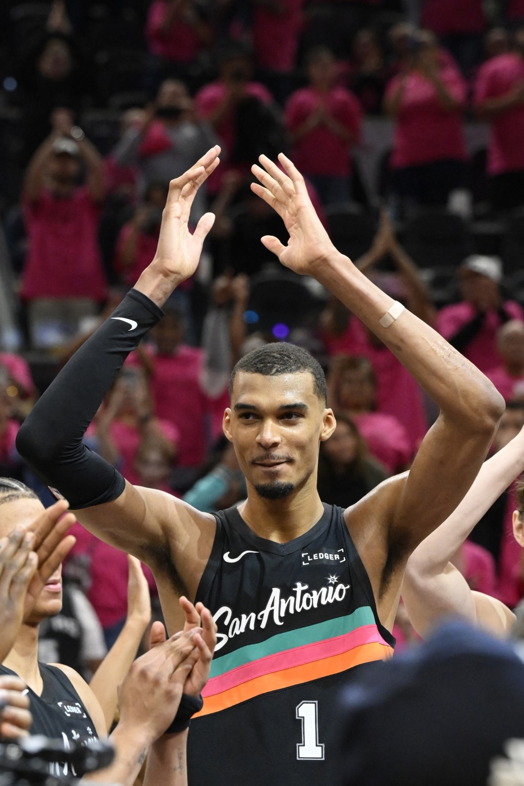 云班耶马以全票（100张第一名选票）荣膺本年度最佳防守球员（DPOY）。法新社