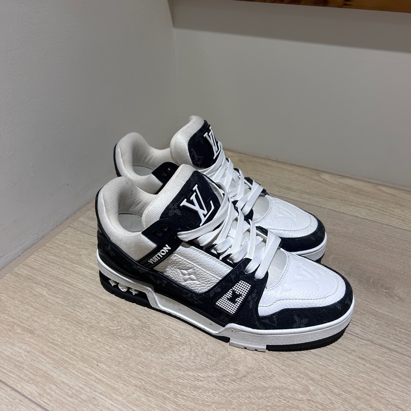 LV trainer 黑白熊猫波鞋，要约1万元一对。