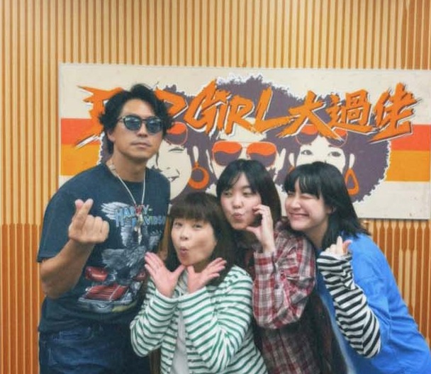 阿正（右一）正式取代已離開商台的小儀（左二）成為「商台DJ一姐」！