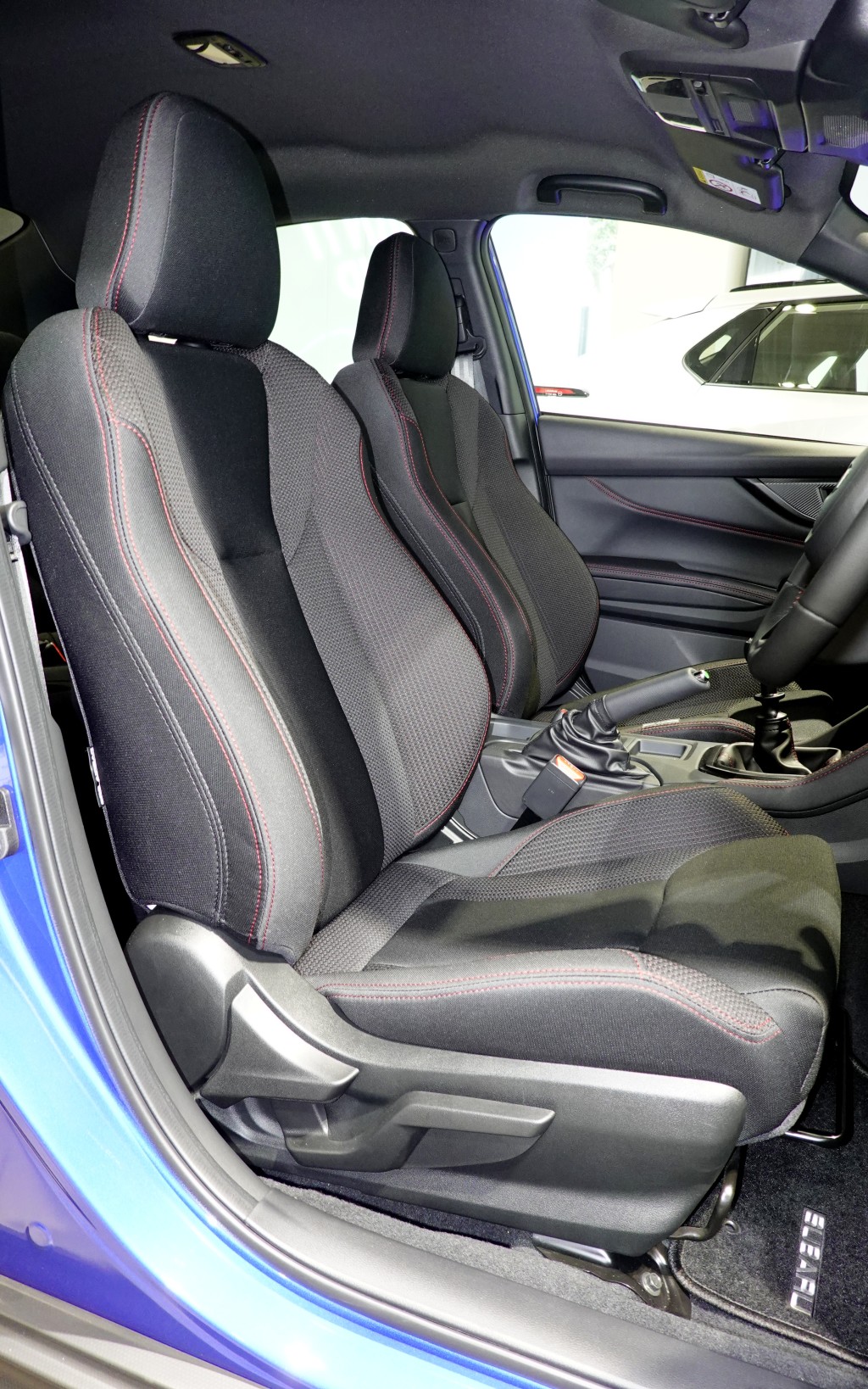富士Subaru WRX四门手波版前排布料座椅为手动调校。
