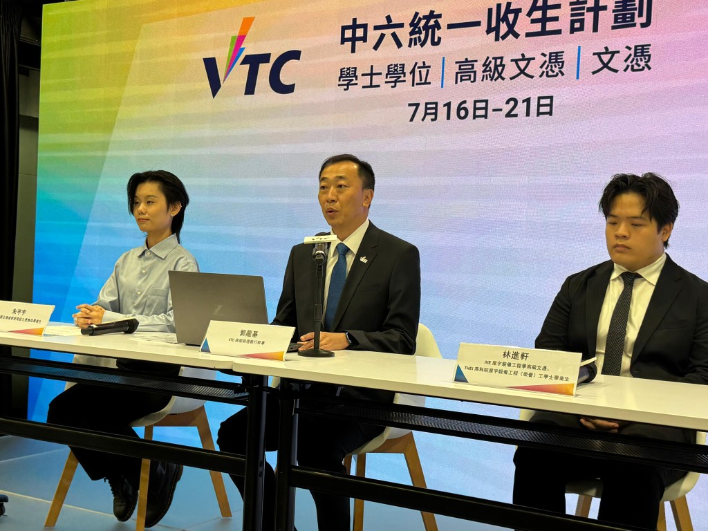 職訓局高級助理執行幹事郭龍基(中)及兩名職訓局高級文憑畢業生介紹VTC統一收生計劃及分享學習心得。陳美英攝 職訓局高級助理執行幹事郭龍基(中)及兩名職訓局高級文憑畢業生介紹VTC統一收生計劃及分享學習心得。陳美英攝