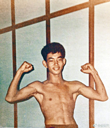 ■任贤齐于微博分享童年时排骨身形照片。