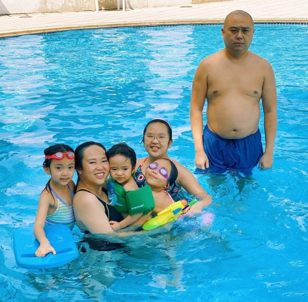 阿Bob經常去游水享受親子樂，大晒圓潤上身。