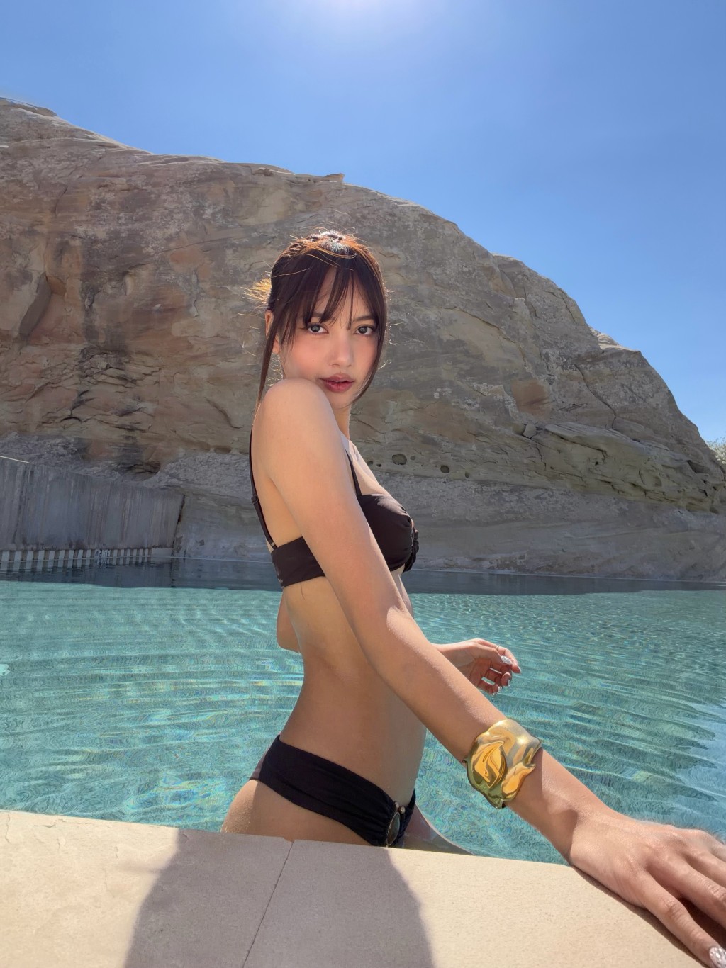 在泳池中的回眸一望，充滿美感。