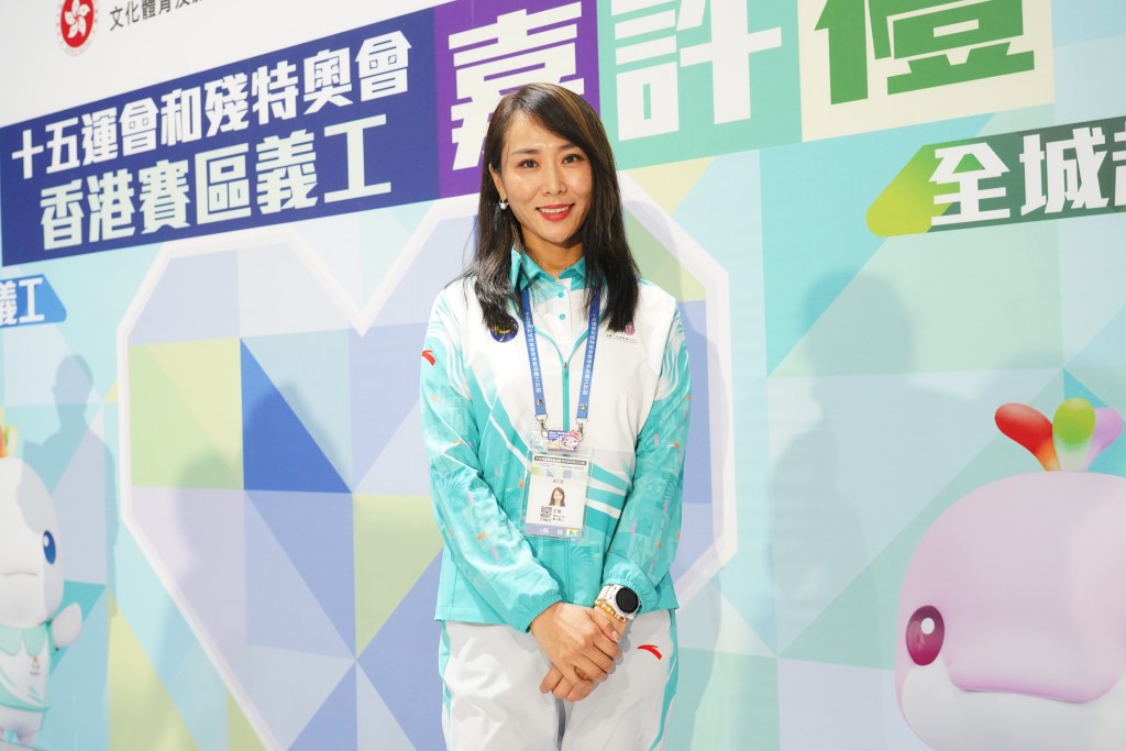 經常穿梭香港和青島工作的王瑜積極投入義工服務。 經常穿梭香港和青島工作的王瑜積極投入義工服務。