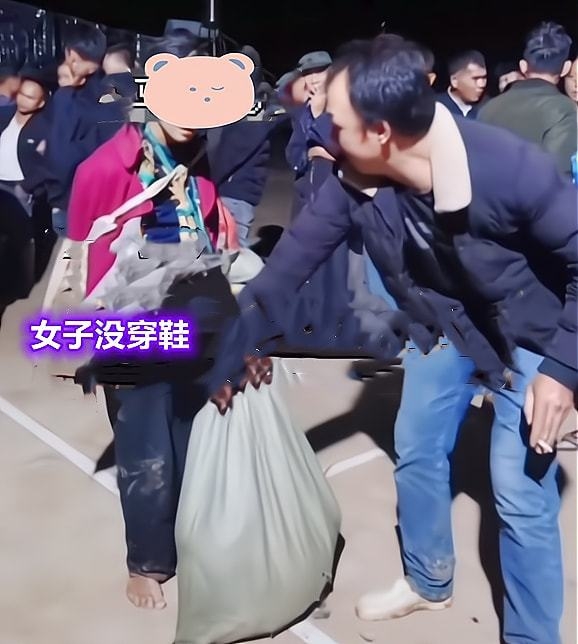 天氣寒冷,女子光腳站在水泥板上,不知道是村民不給穿,還是逃跑時鞋子掉了。