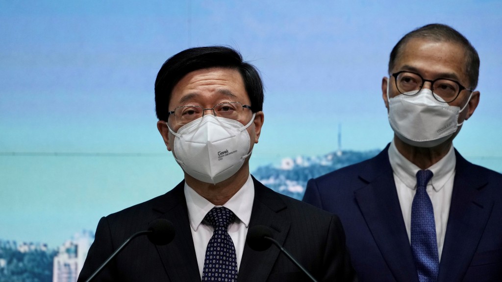 特首李家超連同醫務衞生局局長盧寵茂見記者。(蘇正謙攝)