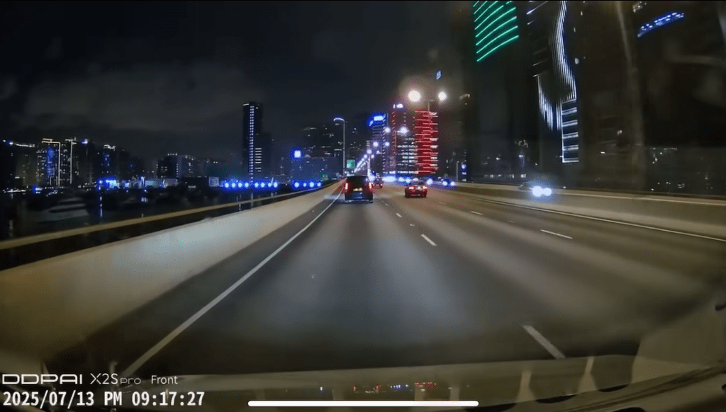 現場為觀塘繞道往沙田方向近觀塘海濱公園。FB： 車cam L（香港群組）