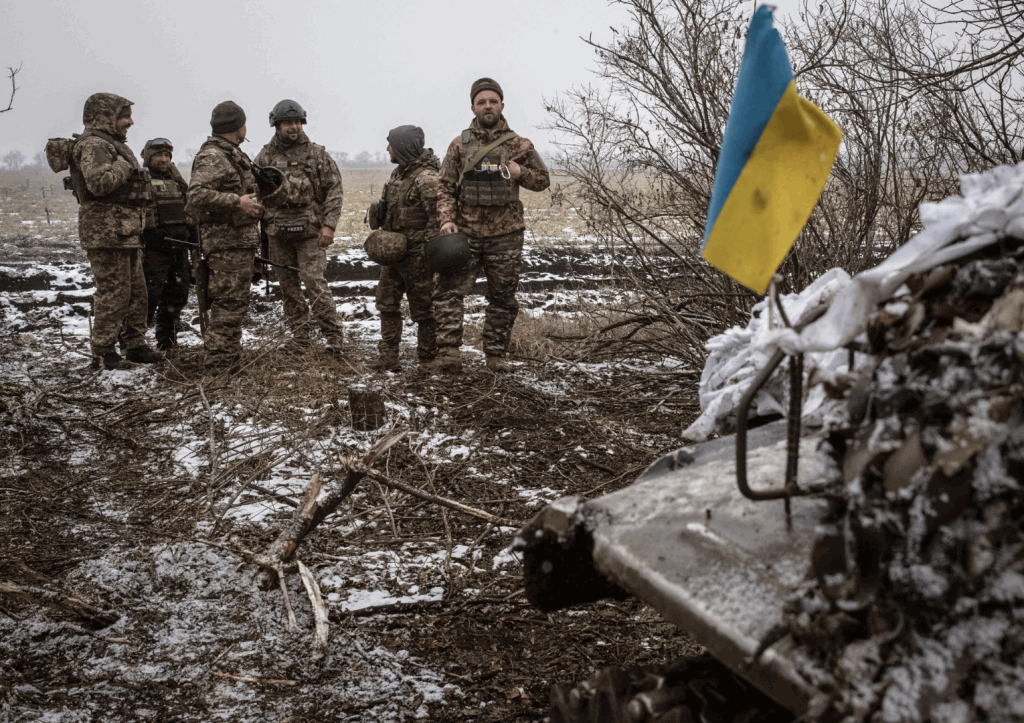 2023 年 2 月 1 日，在乌克兰顿涅茨克地区，俄罗斯对乌克兰发动进攻时，乌克兰军人站在前线附近的阵地。路透社