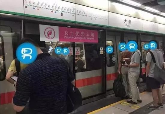 不少男士仍於女性車廂外排隊。網上圖片
