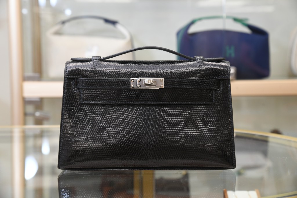 Hermès Kelly pochette由Kelly演变而来的「派对包」，购入货为9.3万元，配货额逾20万元，定价为48万元。