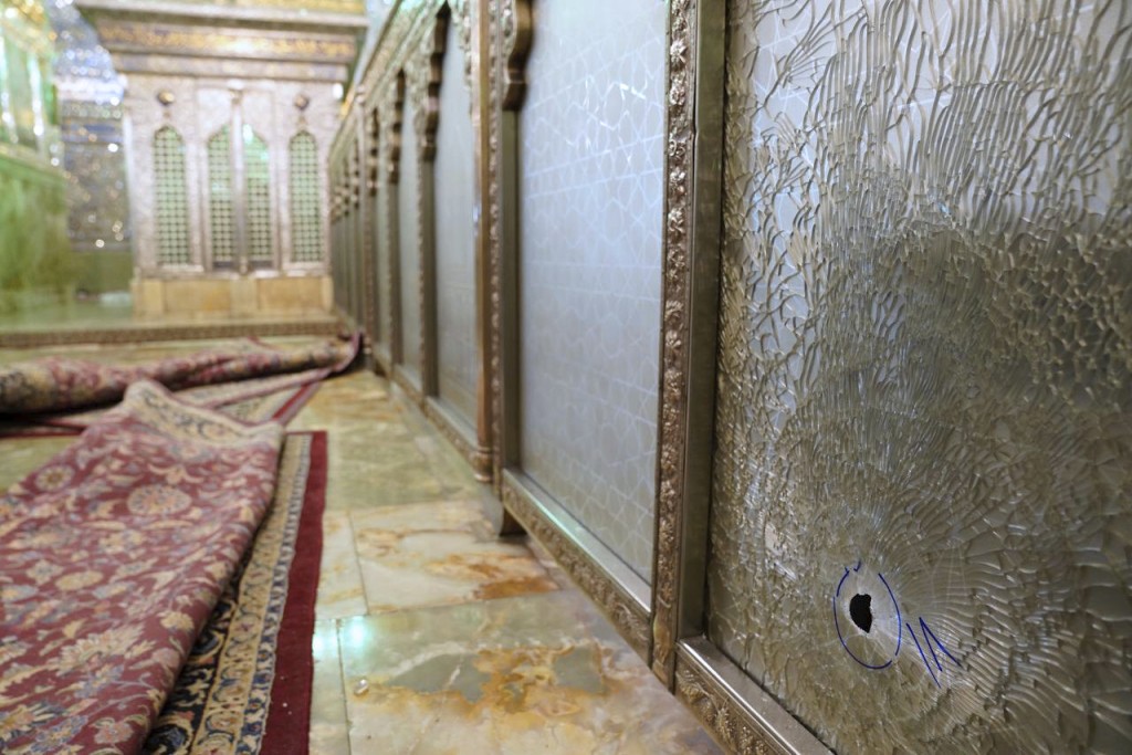 伊朗西南部一座什叶派清真寺发生恐怖袭击后，墙上留下弹痕及子弹孔。AP