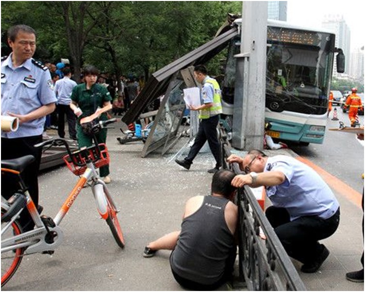 多名撞者倒卧在地上等待救援。网图
