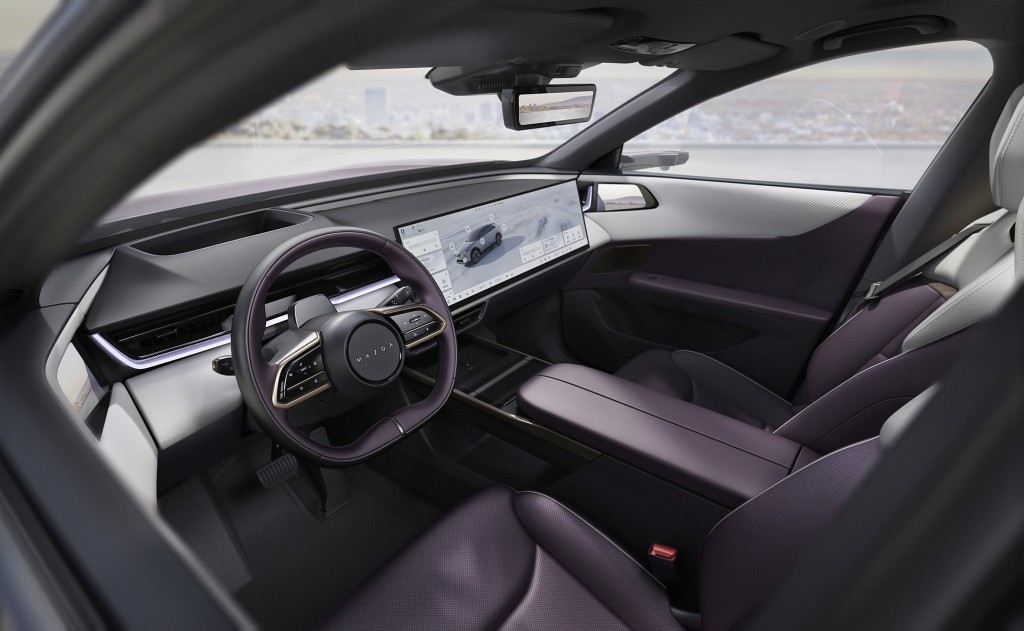 萬事得Mazda EZ-60電動SUV驚艷登場:車廂內置26.45吋5K整合式薄型中央顯示屏和3D投射式儀錶,並配備23揚聲器環繞音響系統。