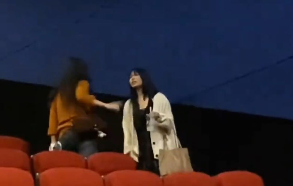白衣少女電影院座位被佔，反遭對方（紅衣）指罵「沒社會地位出來幹嗎？」微博＠二七塔日記