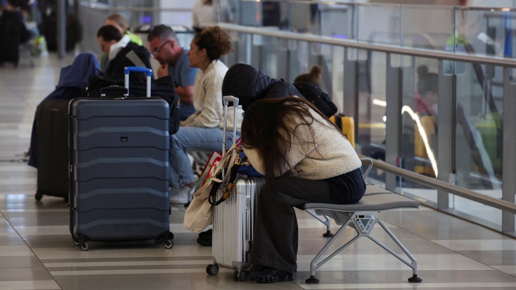 加拿大快運（Air Canada Express）客機在紐約拉瓜迪亞機場撞地面消防車，機場一度關閉。 路透社