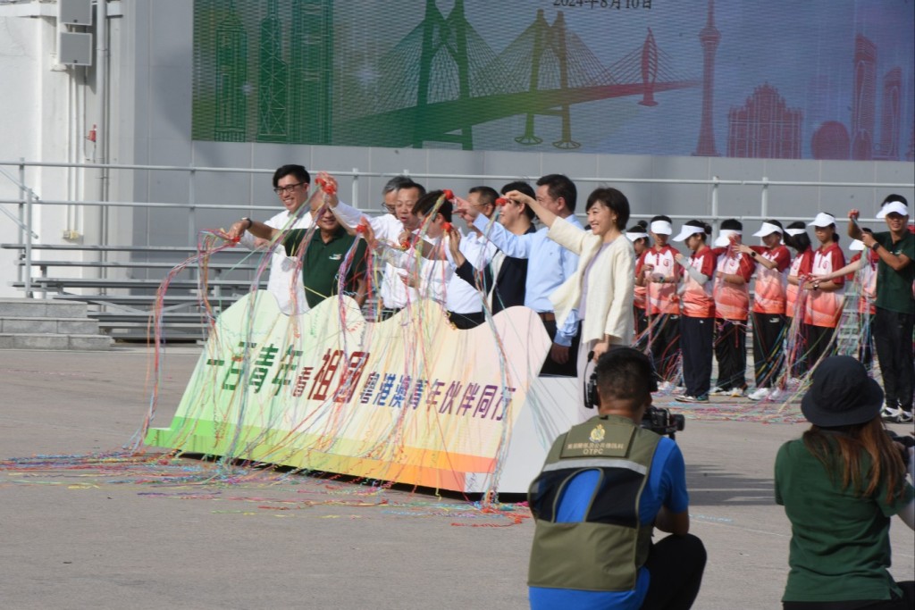 香港海关关长何佩珊、澳门海关关长黄文忠、国家海关总署广东分署二级巡视员袁胜强，及保安局副局长卓孝业等出席主礼。