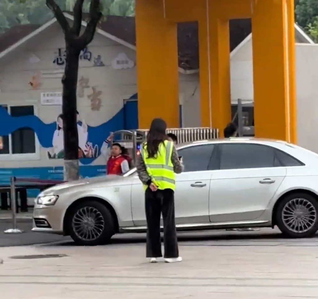 每當有車駛入校園,學生都會敬禮及高喊「老師早」。微博@簡直笑了 每當有車駛入校園,學生都會敬禮及高喊「老師早」。微博@簡直笑了