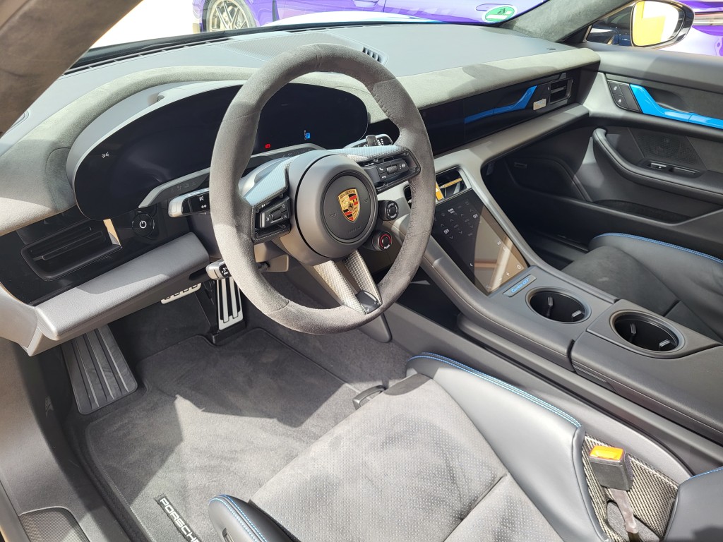 保時捷Porsche Taycan Turbo GT with Weissach Package車廂及軚盤改用Alcantara麖面物料包裝。