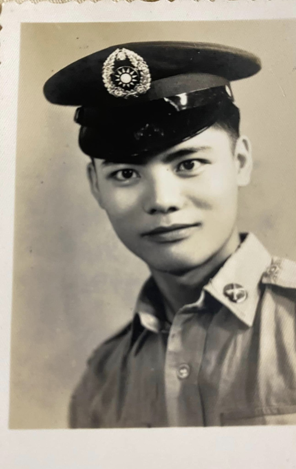 杨丽菁爸爸年轻时的相片。