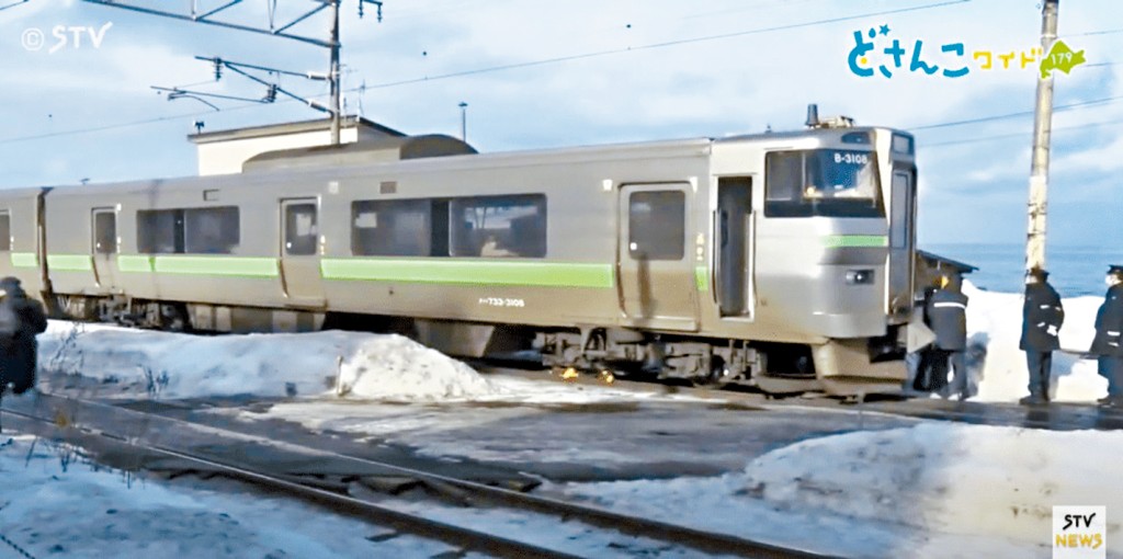 日本北海道小樽市JR朝里車站有網民形容為「背靠大海的最美車站」。