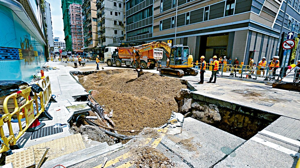 当局期望今早重开受影响路面的快线。