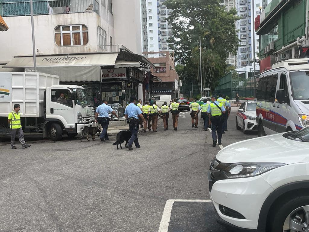 多名警員與交通督察員今早於元朗西菁街一帶「洗太平地」。FB「馬路的事討論區」圖片