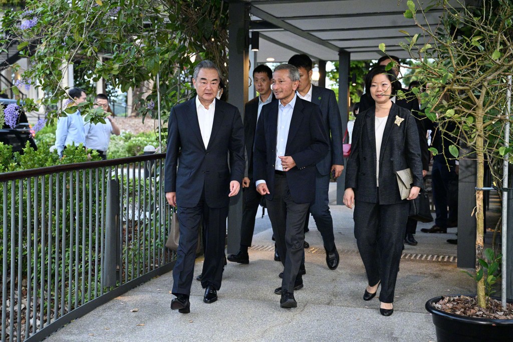 外交部长王毅周四抵达新加坡进行访问，并与新加坡外交部长维文共进晚餐。（外交部微博）