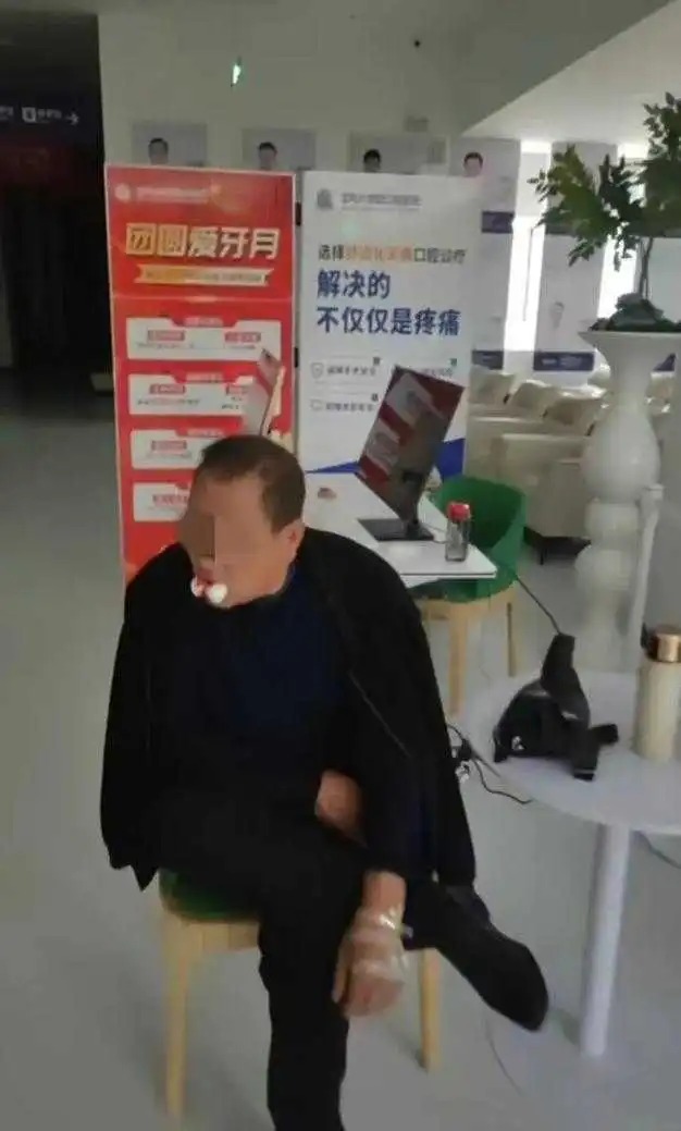 老李被口腔醫院過度醫療,一次過拔光全口12顆牙齒。 老李被口腔醫院過度醫療,一次過拔光全口12顆牙齒。