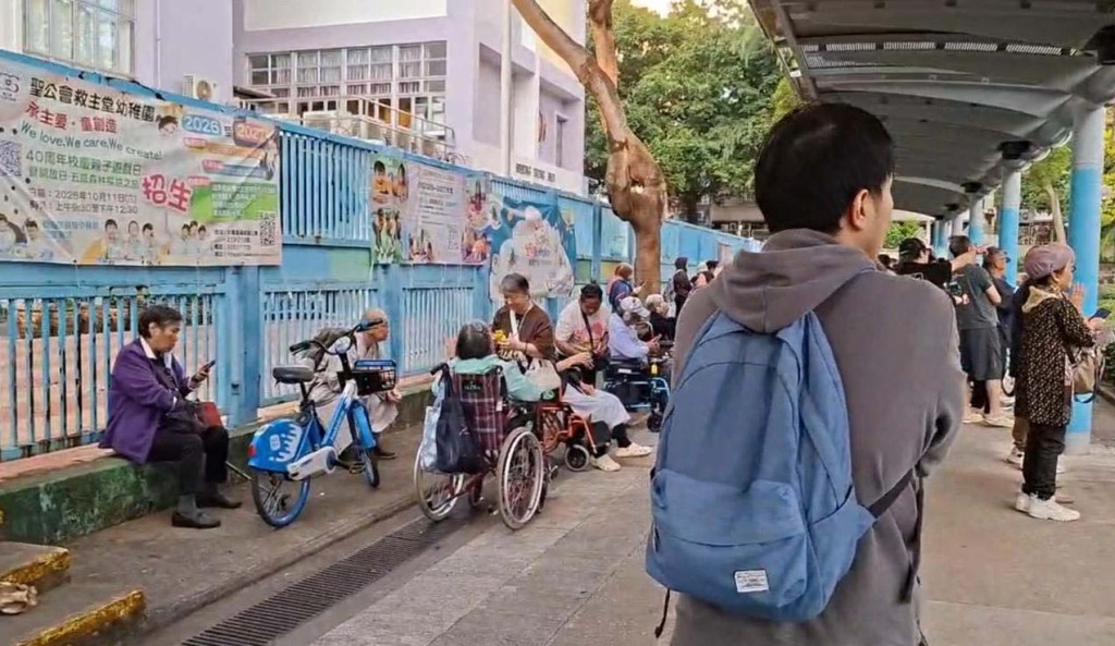 大埔民政事務處開放臨時庇護中心和設立援助站。 大埔民政事務處開放臨時庇護中心和設立援助站。