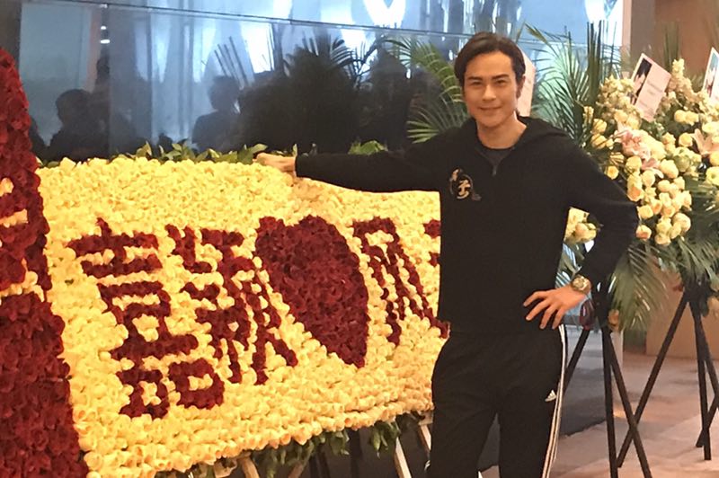 鄭嘉穎獲粉絲送上大型花牌打氣。