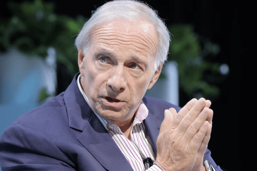 桥水基金创办人达里奥(Ray Dalio) 在社交平台X 发布长文，指洛杉矶之乱揭示秩序崩溃，警告美国正处于内战爆发前夕。路透社