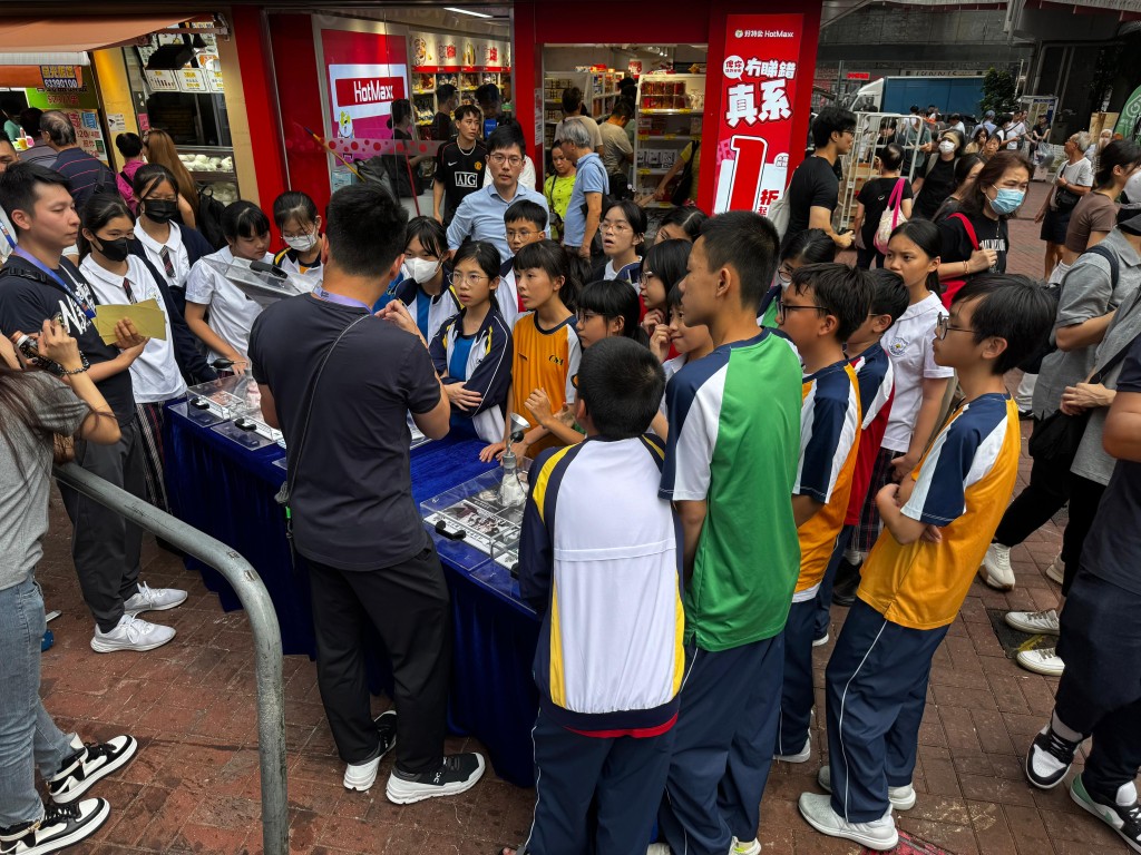 禁毒宣傳車周一(4日)轉至葵芳遊樂場巡遊展示反毒品資訊，吸引大批學生參與試玩。(警方圖片)