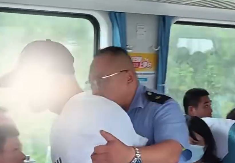 男子被火車警察帶走。