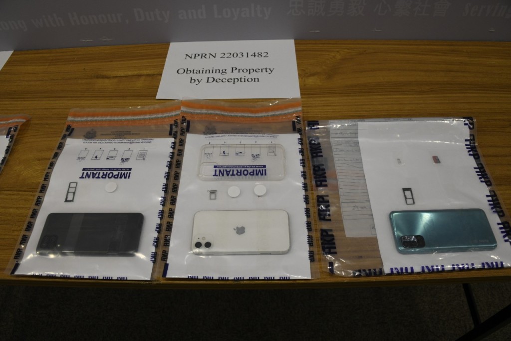 警方展示检获的手机证物。杨伟亨摄