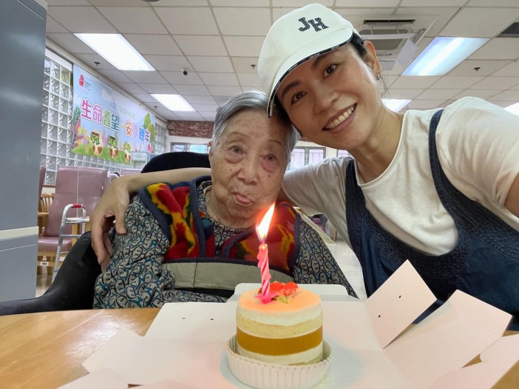 宣萱上月在IG貼出與自小照顧她的工人姐姐英姐的合照，並祝她101歲生日快樂！