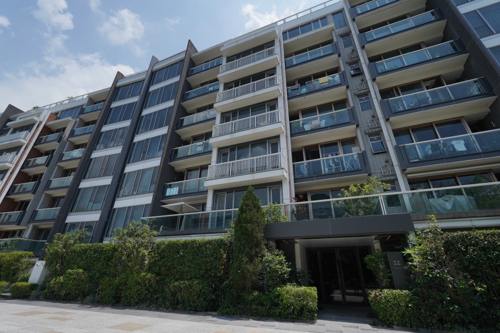 西貢低密度豪宅傲瀧地下連花園套3房以1,138萬易手 ，樓價7年貶值近4成。