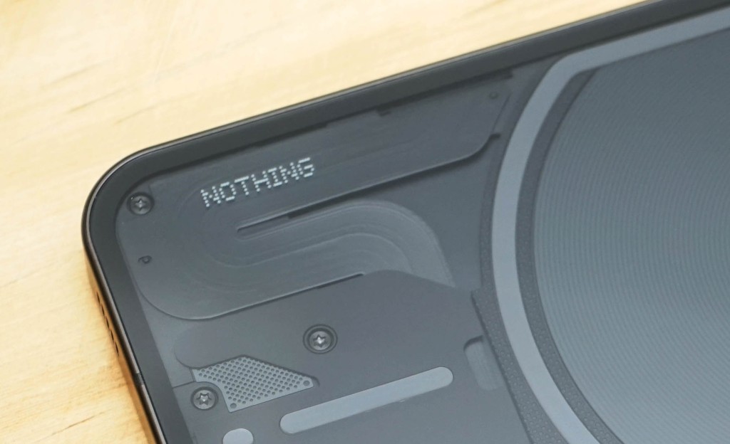 跟耳機一樣，Nothing Phone (1)的底板同樣隱藏品牌標誌。