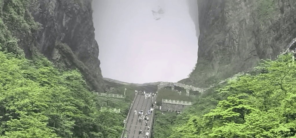 張家界知名景區天門山天門洞,有網民意外拍下岩石脫落的情景。 抖音 張家界知名景區天門山天門洞,有網民意外拍下岩石脫落的情景。 抖音