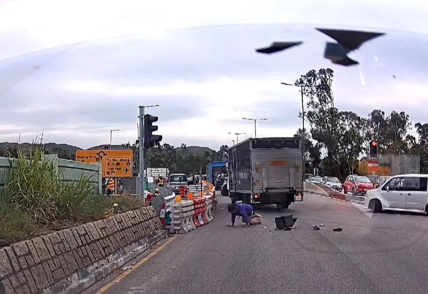 他翻滾一圈後自行爬起身。fb車cam L（香港群組）影片截圖