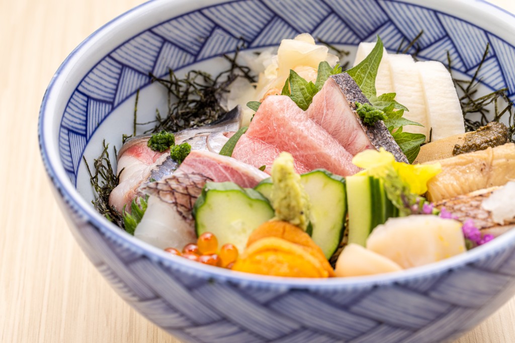 海言どんぶり専門店的廚師發辦魚生丼深受歡迎。
